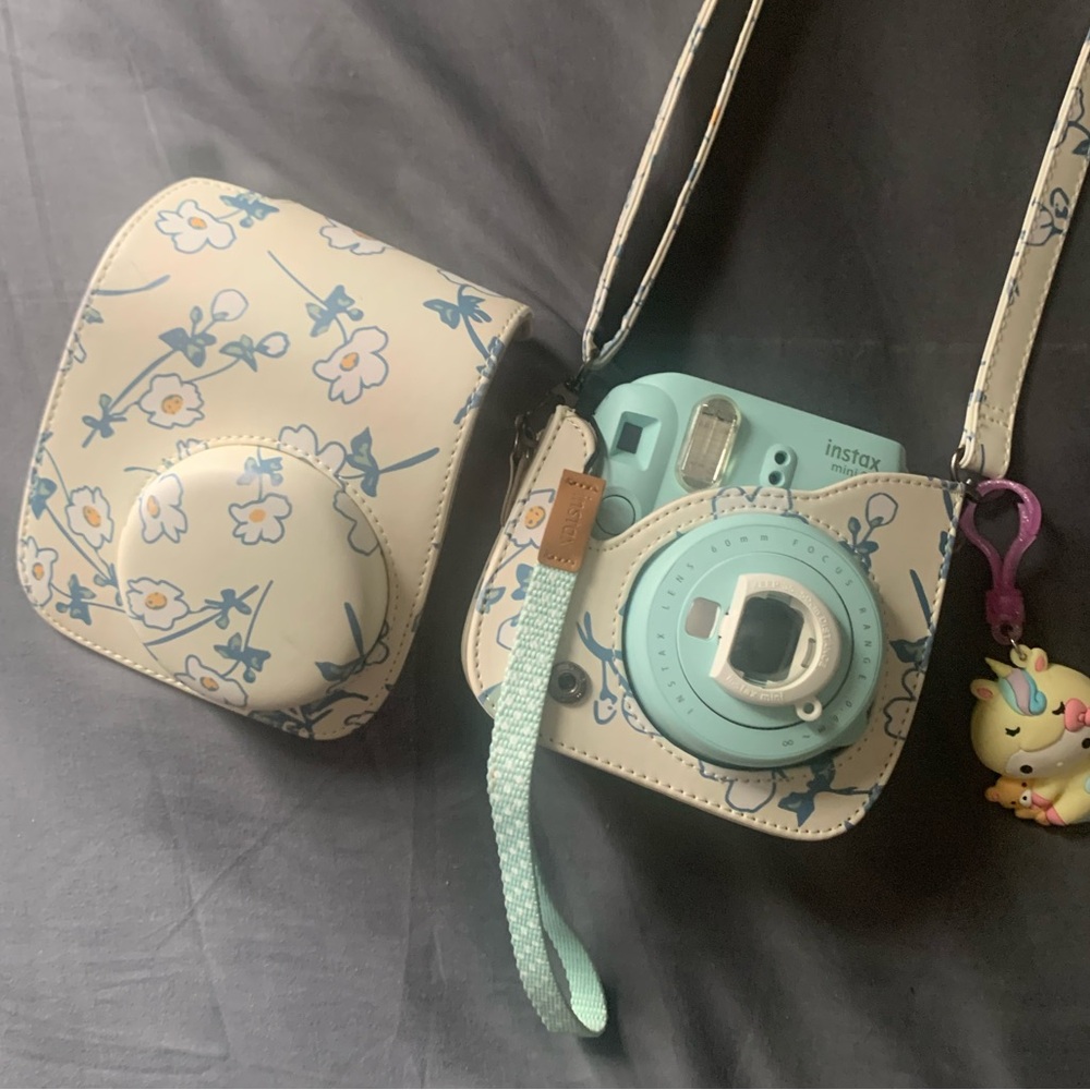 Fujifilm Instax Mini 9 in Ice Blue with Case and Macro Lens